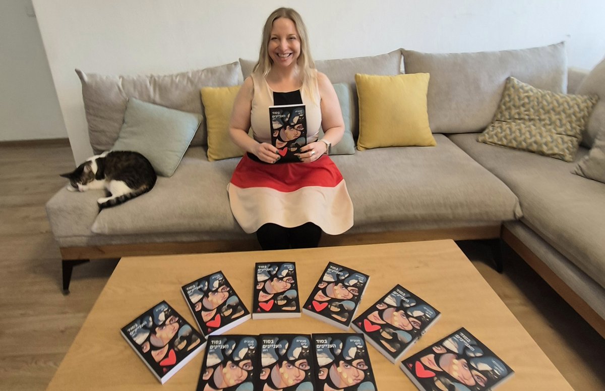 סנונית ליס וספרה "בסוד העניינים"